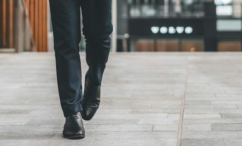 What Color Shoes to Wear with Black Trousers